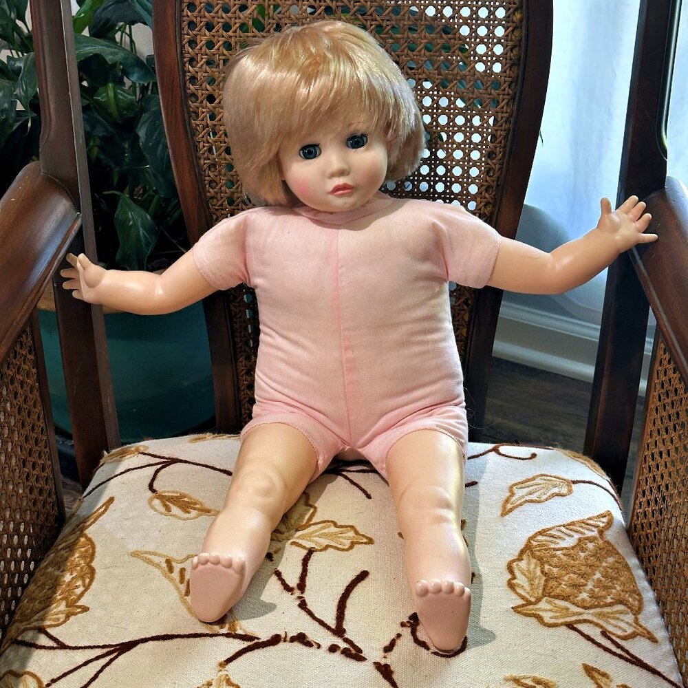 Suzanne Gibson Baby Doll 1977 VTG Sleepy Eyes Blond Hair Blue Eyes Bob Cut 22"